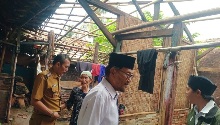 Bantu Warga, Camat Kemeri Cek Kondisi Rumah Lansia