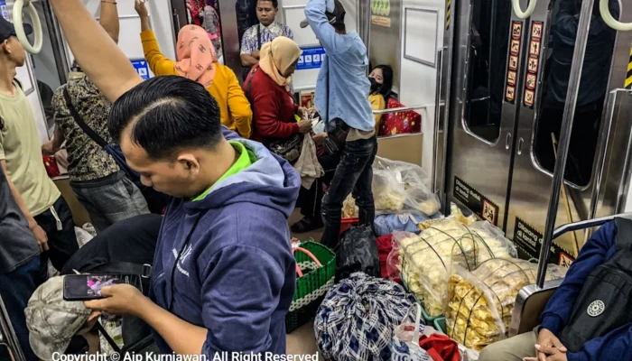 FOTO: Roda KRL Pertama untuk Pedagang Rangkasbtung-Tanah Abang