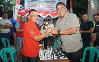 Ngariung Bareng Warga, Kapolresta Tangerang ‘Tumbangkan’ Ketua RW dalam Duel Panas Catur