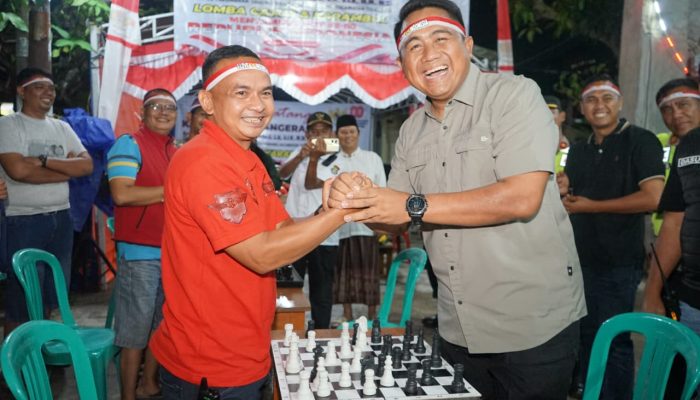 Ngariung Bareng Warga, Kapolresta Tangerang ‘Tumbangkan’ Ketua RW dalam Duel Panas Catur