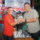 Ngariung Bareng Warga, Kapolresta Tangerang ‘Tumbangkan’ Ketua RW dalam Duel Panas Catur