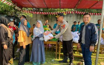 Polsek Cikupa dan Kasat Reskrim Polresta Tangerang Salurkan Bansos di Desa Talagasari