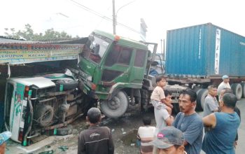 Truk Trailer Tabrak Minibus CV Simpati di Simalungun, 7 Orang Luka Ringan