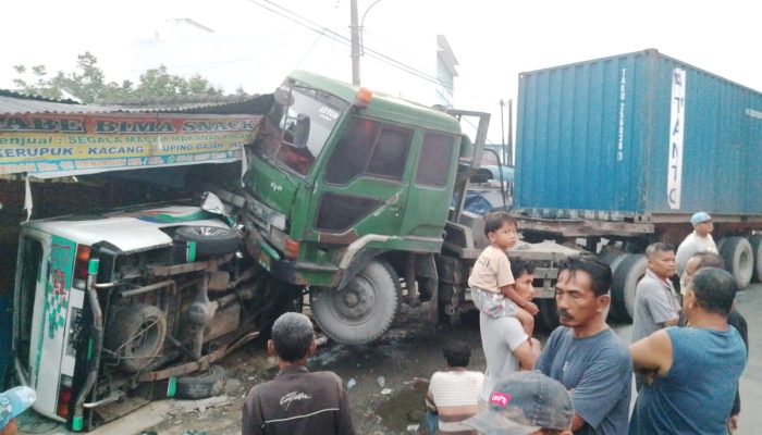 Truk Trailer Tabrak Minibus CV Simpati di Simalungun, 7 Orang Luka Ringan