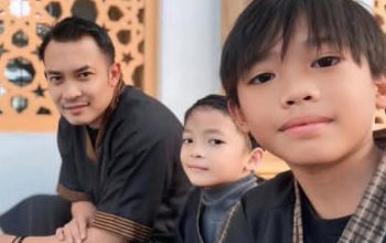 Berprestasi dalam Bidang Karate, Kakak Beradik Siswa SD Islam Raih Piagam Penghargaan