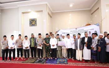 Bupati Jumling di Masjid Hikmatul Falahiyah Desa Cempaka Cisoka