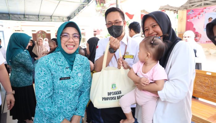 Berantas Stunting, Ketua TP PKK Provinsi Banten Tinawati Andra Soni Berikan Bantuan Nutrisi