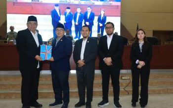 DPRD Tangsel Serahkan Raperda Fasilitasi Penyelenggaraan Pesantren ke Wali Kota