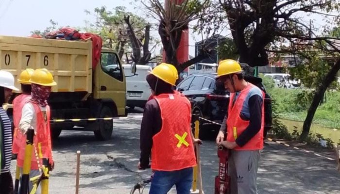 Wujudkan Komitmen Pelayanan, Perumdam TKR Respon Cepat Perbaikan Jalan di Cadas Kukun