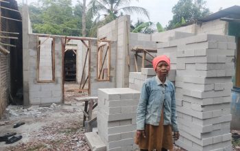 Rumahnya Dibedah, Warga Kurang Mampu Ucapkan Terima Kasih ke Bupati Tangerang