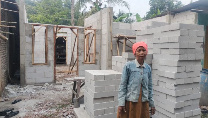 Rumahnya Dibedah, Warga Kurang Mampu Ucapkan Terima Kasih ke Bupati Tangerang