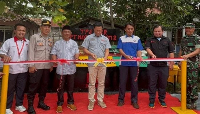 PT. Mayora Indah Jayanti 2 Salurkan CSR Pengadaan Sarana Kebersihan Bagi Warga Sumur Bandung
