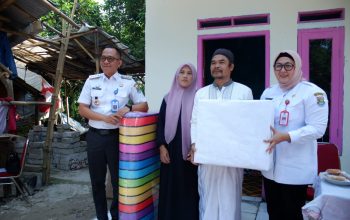 Hj Intan Serahkan Simbolis Program Bedah Rumah di Solear