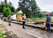 Warung dan Pos Ronda Ambruk diterjang Angin Kencang, Polsek Purwaharja Lakukan Mitigasi dan Evakuasi