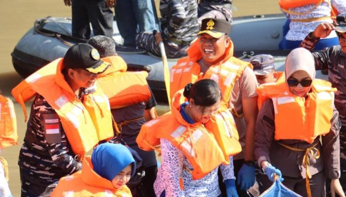 Dalam Rangka HUT ke-80 TNI, Polres Tanjungbalai Bersama TNI Bersihkan Sungai