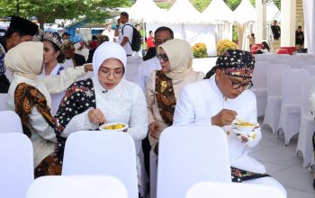 HUT Ke-25 Provinsi Banten Dimeriahkan Festival Kuliner Gratis, Gubernur Andra Soni Nikmati Laksa Tangerang