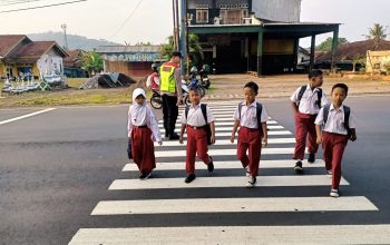Rawan Kecelakaan, Polsek Purwaharja Amankan Penyebrangan Anak Sekolah