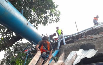 Dua Reklame Raksasa di Kampung Serua Poncol Tangsel Roboh, Ibu dan Anaknya Dilarikan ke Rumah Sakit