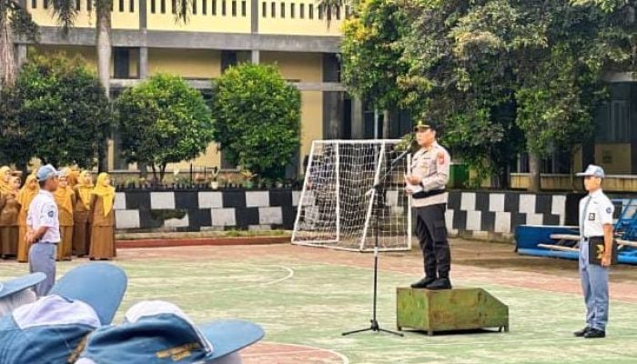 Jadi Inspektur Upacara, Kasat Binmas Polres Ciamis Beri Pembinaan ke Siswa SMAN 1 Sindangkasih