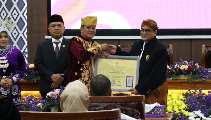 Kado Istimewa di Hari Jadi Tangerang: PERUMDAM TKR Terima Penghargaan Bergengsi dari Bupati Tangerang
