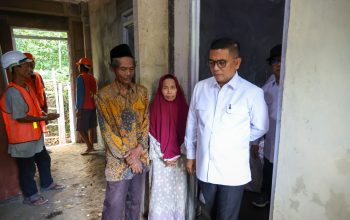 Gubernur Andra Soni Pastikan Rumah Roboh Milik Lansia Dibangun Ulang