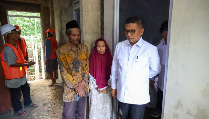 Gubernur Andra Soni Pastikan Rumah Roboh Milik Lansia Dibangun Ulang