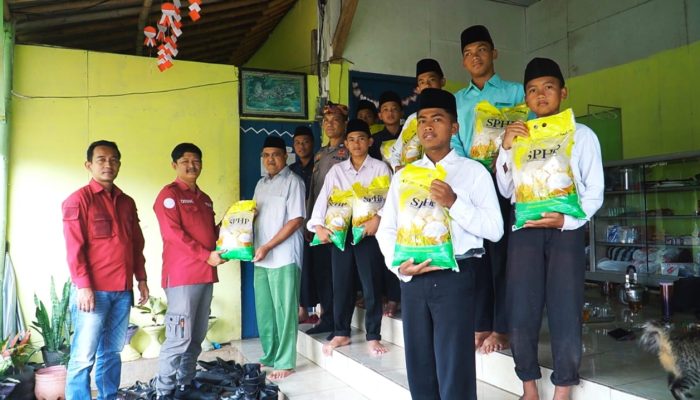 Sambut Hari Jadi ke-74 Humas Polri, Polres Banjar Gelar Bakti Sosial ke Ponpes Darul Ikhlas