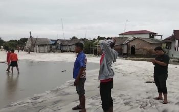 Gelombang Tinggi Hantam Sergai, 2 Nelayan Hilang Puluhan Warga Tidur di Masjid