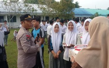 Humas Polres Tanjungbalai Rayakan HUT ke-74 di SMK 5