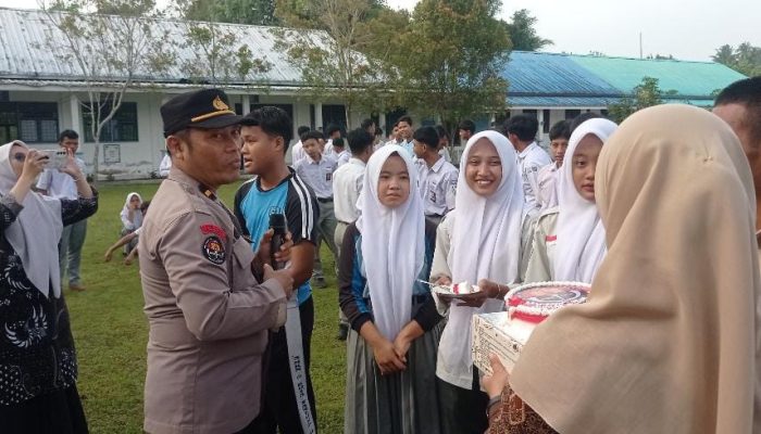 Humas Polres Tanjungbalai Rayakan HUT ke-74 di SMK 5