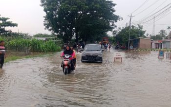 Banjir Rendam Jalinsum Batu Bara, Arus Lalu Lintas Terganggu