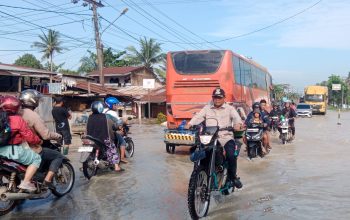 Bupati Sergai Darma Wijaya Naik Motor Trail Tinjau Lokasi Banjir Tanpa Pengawalan