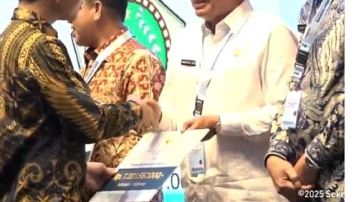 Bupati Tangerang Terima Penghargaan Dari Wapres RI