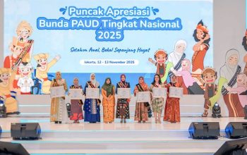 Dedikasi Membangun PAUD, Tinawati Andra Soni Menerima Penghargaan Kemendikdasmen