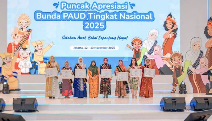 Dedikasi Membangun PAUD, Tinawati Andra Soni Menerima Penghargaan Kemendikdasmen