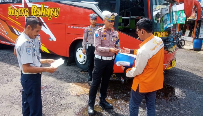 Polres Ciamis Lakukan Pengecekan Kendaraan dalam Rangka Operasi Zebra 2025, Kapolres Tegaskan Komitmen Keselamatan Pengguna Jalan