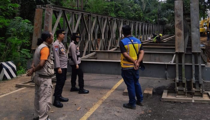 Polres Ciamis Tinjau Perbaikan Jembatan Cikaleho