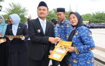 Walikota Tanjungbalai Serahkan SK Kepada 2.126 PPPK Paruh Waktu 2025