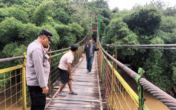 Demi Keselamatan Warga Polsek Purwaharja Survei Jembatan Gantung Cipadung – Banjar Kolot yang Mulai Keropos