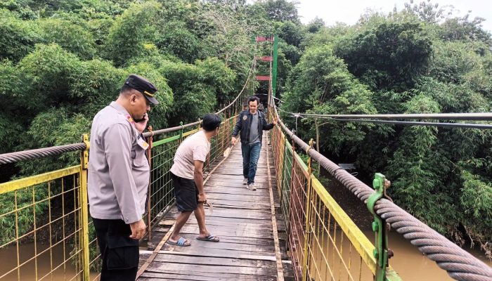 Demi Keselamatan Warga Polsek Purwaharja Survei Jembatan Gantung Cipadung – Banjar Kolot yang Mulai Keropos