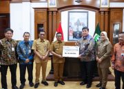 Gubernur Andra Soni Terima Donasi Rp112,4 Juta dari Bank Banten untuk Korban Banjir Sumatera