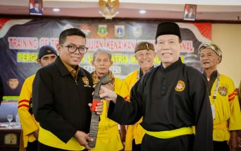 Gubernur Andra Soni Terima Sabuk Kehormatan Pendekar dari Satria Muda Indonesia​