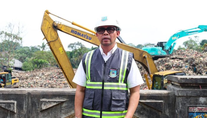 Pemkot Tangsel Lakukan Perapihan Sementara Tumpukan Sampah dan Penyemprotan Anti Bau