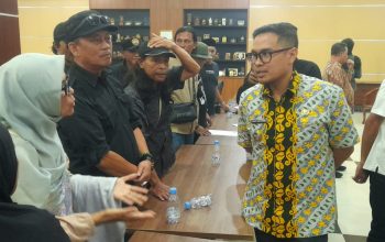 Demo Sampah Cipeucang di DPRD Tangsel, Pilar Saga Terima 12 Tuntutan Warga Serpong