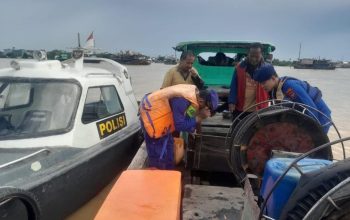 Personel Sat Polairud Polres Tanjung Balai Sigap Beri Pertolongan