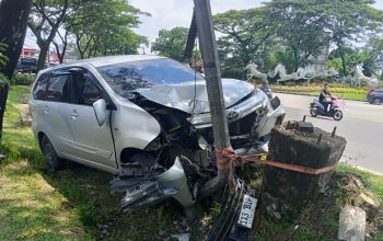 Lepas Kendali, Avanza di Jalan Pemda Tigaraksa Remek Tabrak Tiang PJU