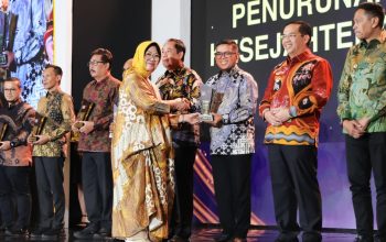 Sukses Turunkan Ketimpangan, Gubernur Andra Soni Terima Penghargaan Kinerja Pemda dari Kemendagri