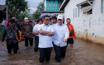 Tinjau Banjir Serang, Gubernur Andra Soni Tekankan Urgensi Normalisasi Sungai dan Penanganan Pengungsi