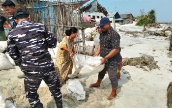 Wabup Sergai Serahkan Ratusan Karung Goni, Warga Bagan Kuala Gunakan sebagai Tembok Penahan Banjir Rob