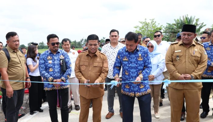 Bupati dan Gubernur Banten Resmikan Jalan di Sindang Jaya